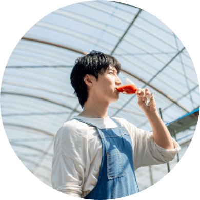 トマトジュースを飲むトマト男